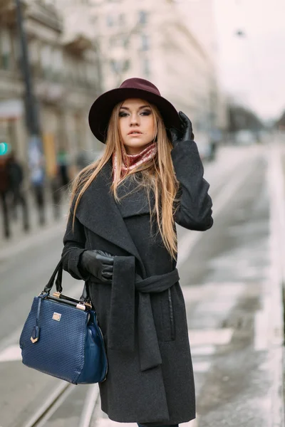 Молода красива жінка в капелюсі на вулиці міста — стокове фото