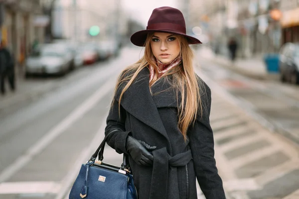 Şehrin sokak şapkalı genç güzel kadın