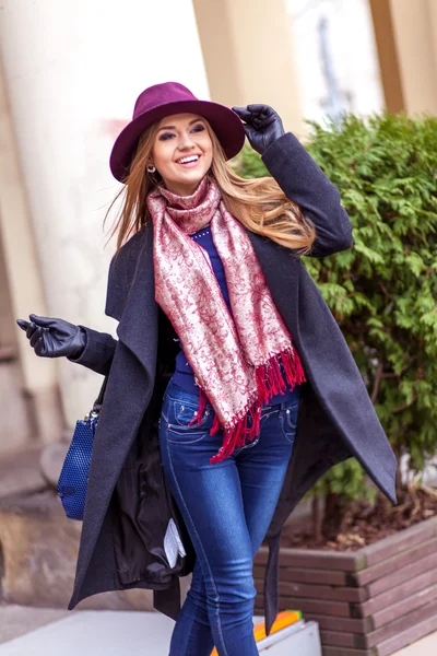 Mujer compradora divirtiéndose riendo afuera en la calle —  Fotos de Stock