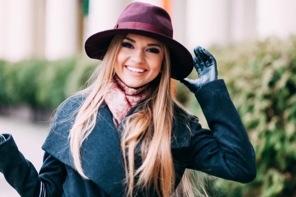 Müşteri kadın eğlenmek dışında caddede gülüyor