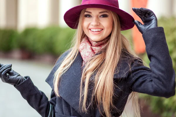 Shopper donna divertirsi ridendo fuori in strada — Foto Stock