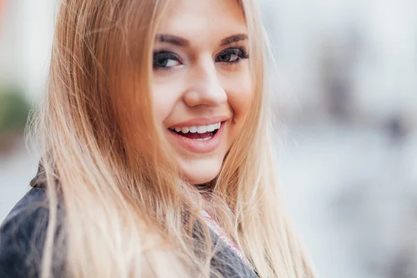 Müşteri kadın eğlenmek dışında caddede gülüyor