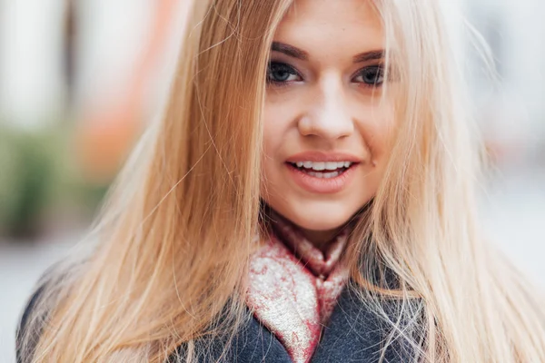 Shopper donna divertirsi ridendo fuori in strada — Foto Stock