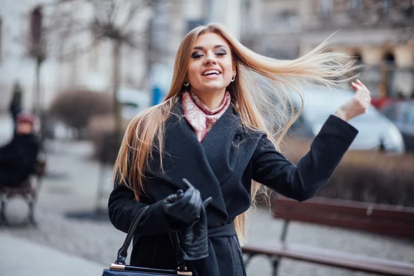 Müşteri kadın eğlenmek dışında caddede gülüyor