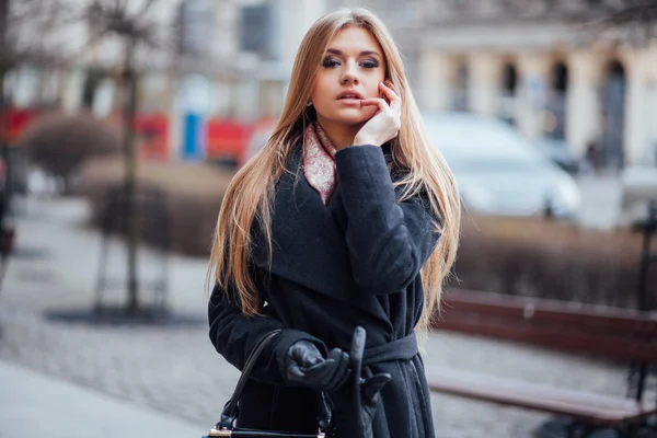 Müşteri kadın eğlenmek dışında caddede gülüyor