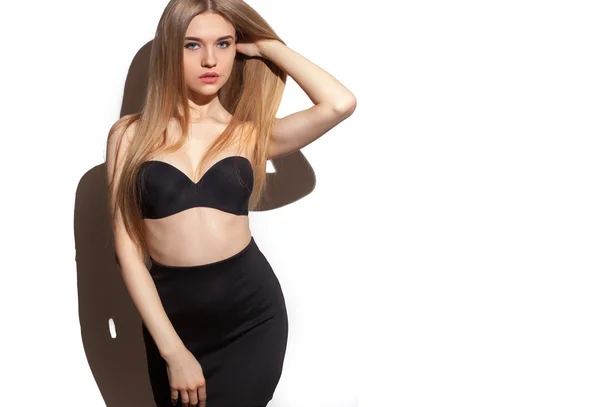 Tam beyaz izole uzun sarışın güzel genç seksi kadınla portresi