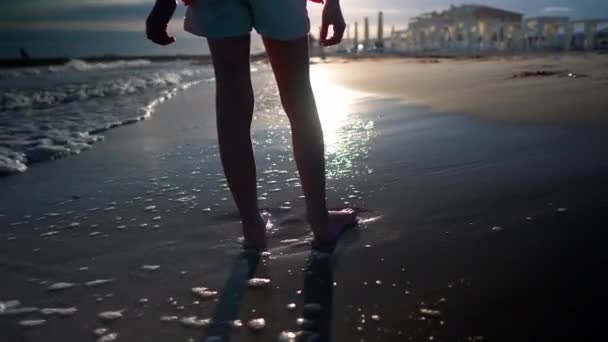 Genç Kız Deniz Dalgalarında Bacaklarını Yıkıyor Gün Batımı Bin Dualar — Stok video