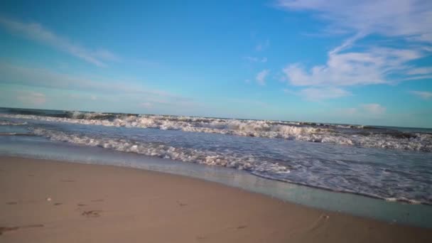 Brach Arena Con Grandes Olas Día Soleado Prores — Vídeos de Stock