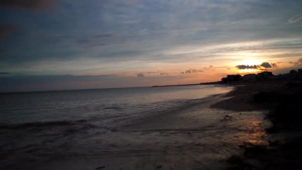 Ukraina Plaża Zachód Słońca Wielkie Słońce Chmurach Dotyka Horyzontu Tło — Wideo stockowe