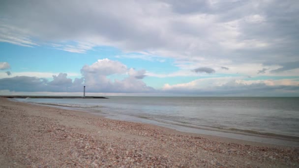 海岸沿いの小さな灯台 — ストック動画