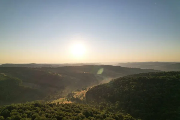 Kozalaklı ormanlarla kaplı dağların havadan görünüşü. Hava Manzaralı Peyzaj Dağı. Ormanla kaplı yüksek dağların nefes kesici manzarası. Gün doğumu