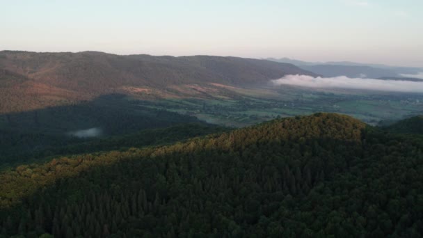 Dramatiska Berg Soluppgång Antenn Flygning Drone Top View Summer Pine — Stockvideo