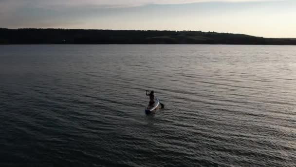 Silueta Mujer Sentada Sobre Tabla Sup Remando Atardecer Olas Agua — Vídeos de Stock