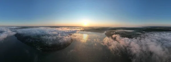 Mist Het Meer Gouden Zonlicht Stijgende Oranje Mist Het Wateroppervlak — Stockfoto