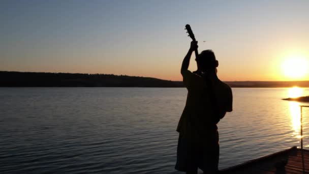 Sylwetka Muzyka Grającego Plaży Zachód Słońca Gra Gitarze — Wideo stockowe