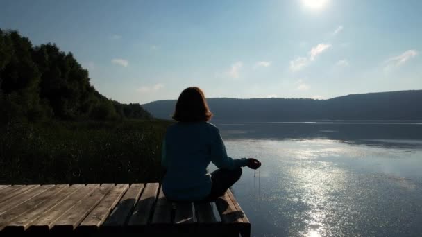 Hermosa Joven Realizando Una Pose Yoga Espiritual Muelle Madera Amanecer — Vídeo de stock