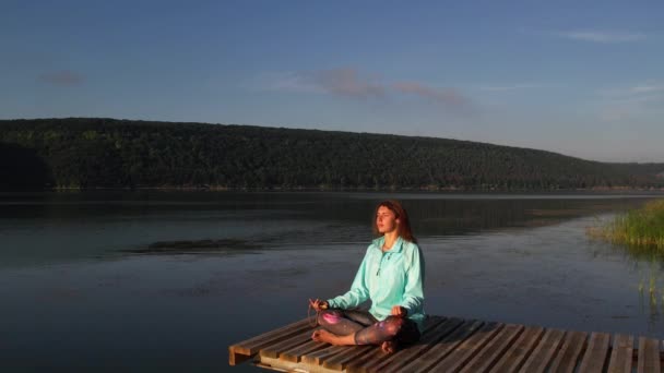 Hermosa Joven Realizando Una Pose Yoga Espiritual Muelle Madera Amanecer — Vídeo de stock
