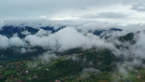 Pogoda Deszczowa Małym Miasteczku Górach Mglista Mgła Wieje Nad Lasem — Wideo stockowe