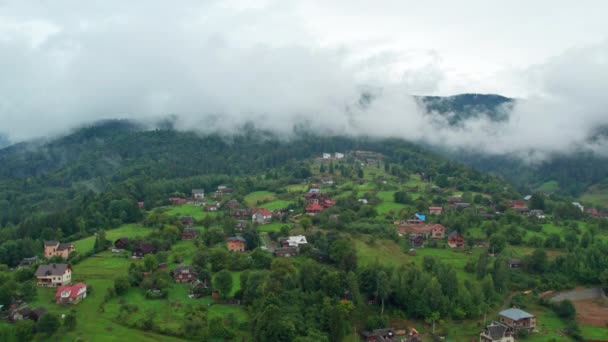 Regenachtig Weer Een Klein Stadje Bergen Misty Mist Waait Dennenbos — Stockvideo