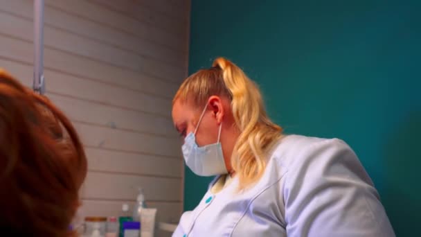 Koncepcja Kliniki Kosmetycznej Młoda Kobieta Przechodzi Profesjonalny Zabieg Twarzy Oczyszczanie — Wideo stockowe