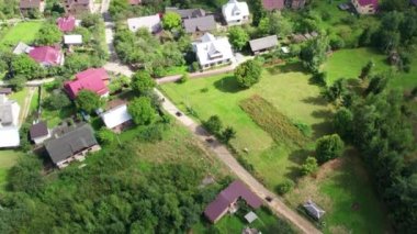 Çamur, köy yolu, Ukrayna 'da güneşli bir günde dört tekerli bisikletin üstündeki hava manzarası.