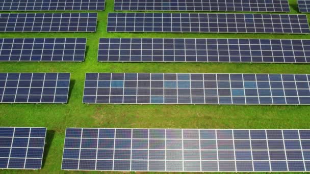 Zonnepanelen Groen Veld Zonnepanelen Systeem Energiegeneratoren Van Zon Schone Technologie — Stockvideo