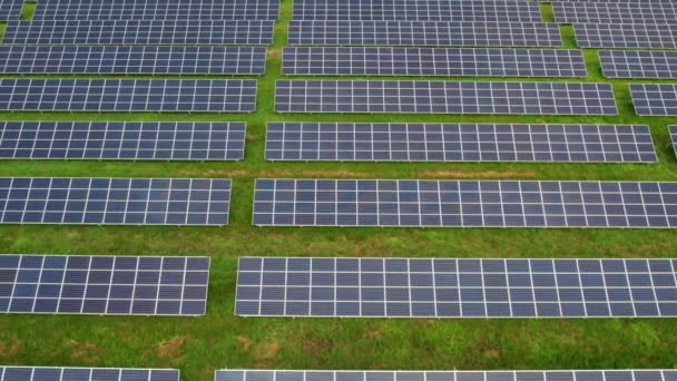 Zonnepanelen Groen Veld Zonnepanelen Systeem Energiegeneratoren Van Zon Schone Technologie — Stockvideo