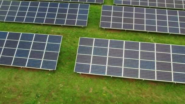 グリーンフィールド上の太陽電池パネル 太陽光発電パネルシステム太陽光発電 より良い未来のためのクリーンテクノロジー — ストック動画