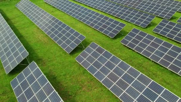 绿地上的太阳能电池板太阳能电池板系统的发电机来自太阳 清洁技术促进更美好的未来 — 图库视频影像