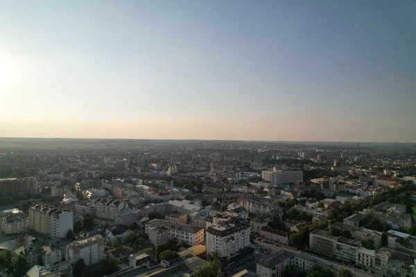 Akşamları şehrin havadan görünüşü. Renkli panoramik manzara. Doğu Avrupa