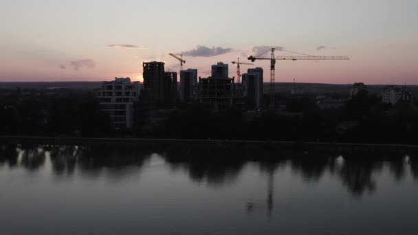 Skyskrapor Silhuett Antenn Glidande Fotografering Staden Gyllene Timmen Med Solen — Stockvideo