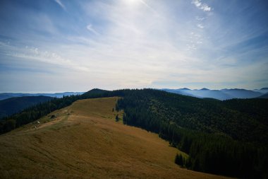 Karpatya dağlarındaki yürüyüş parkurunun güzel manzarası. Boş zaman ve açık havada dinlenme. Tepeleri fethetmek.  