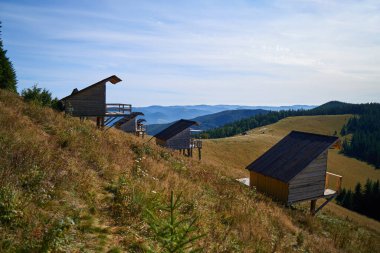 Karpatya dağlarındaki yürüyüş parkurunun güzel manzarası. Boş zaman ve açık havada dinlenme. Tepeleri fethetmek.  