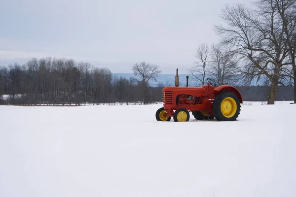 Kar Dolu Bir Tarlada Kırmızı Bir Traktör Stok Resim