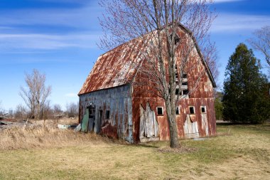 An old barn on a sunny day