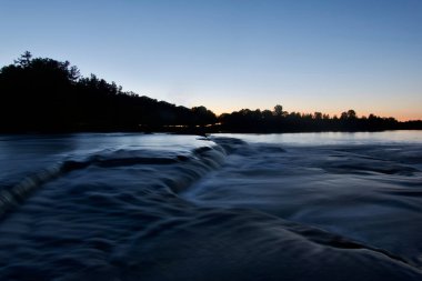 Nehrin üzerinde bir şelale