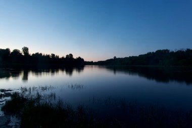 Akşamları bir nehir.