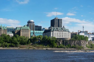 Güneşli bir günde gökyüzü