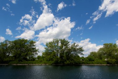 Bir yaz gününde şehir manzarası