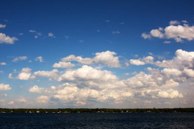 Bir yaz gününde şehir manzarası