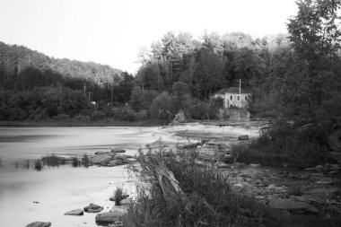 Bir yaz gününde şehir manzarası