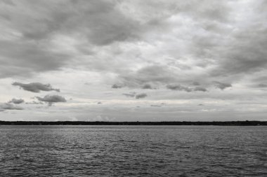 Bir yaz gününde şehir manzarası