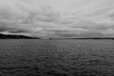 Bir yaz gününde şehir manzarası