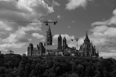 Bir yaz gününde şehir manzarası