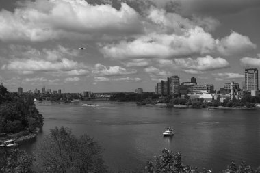 Bir yaz gününde şehir manzarası