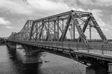 Bir yaz gününde şehir manzarası