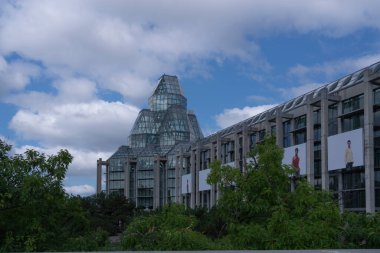 Bir yaz gününde şehir manzarası