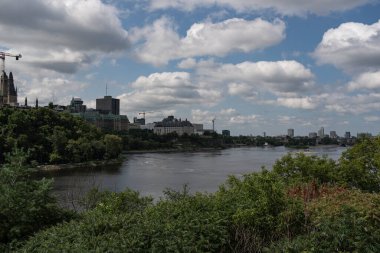 Bir yaz gününde şehir manzarası