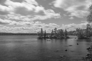 Yaz günlerinde büyük bir göl.