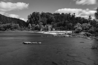 Nehirde küçük şelaleler